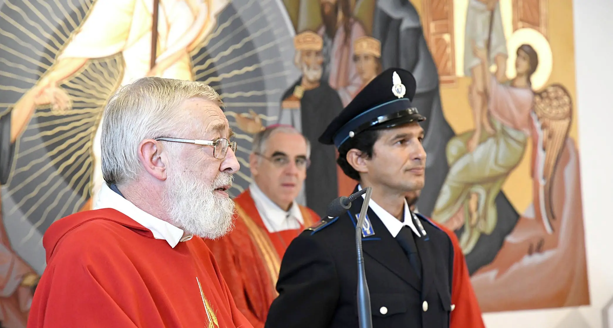 L'ultimo abbraccio a padre Fabrizio Forti