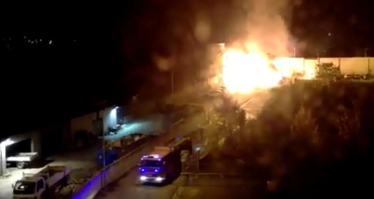 Altro attentato contro le Poste In fiamme sette auto in via Parteli