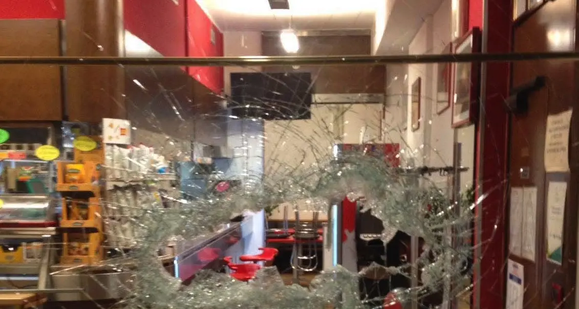 Spaccata al bar Cristallo Ma i ladri devono fuggire