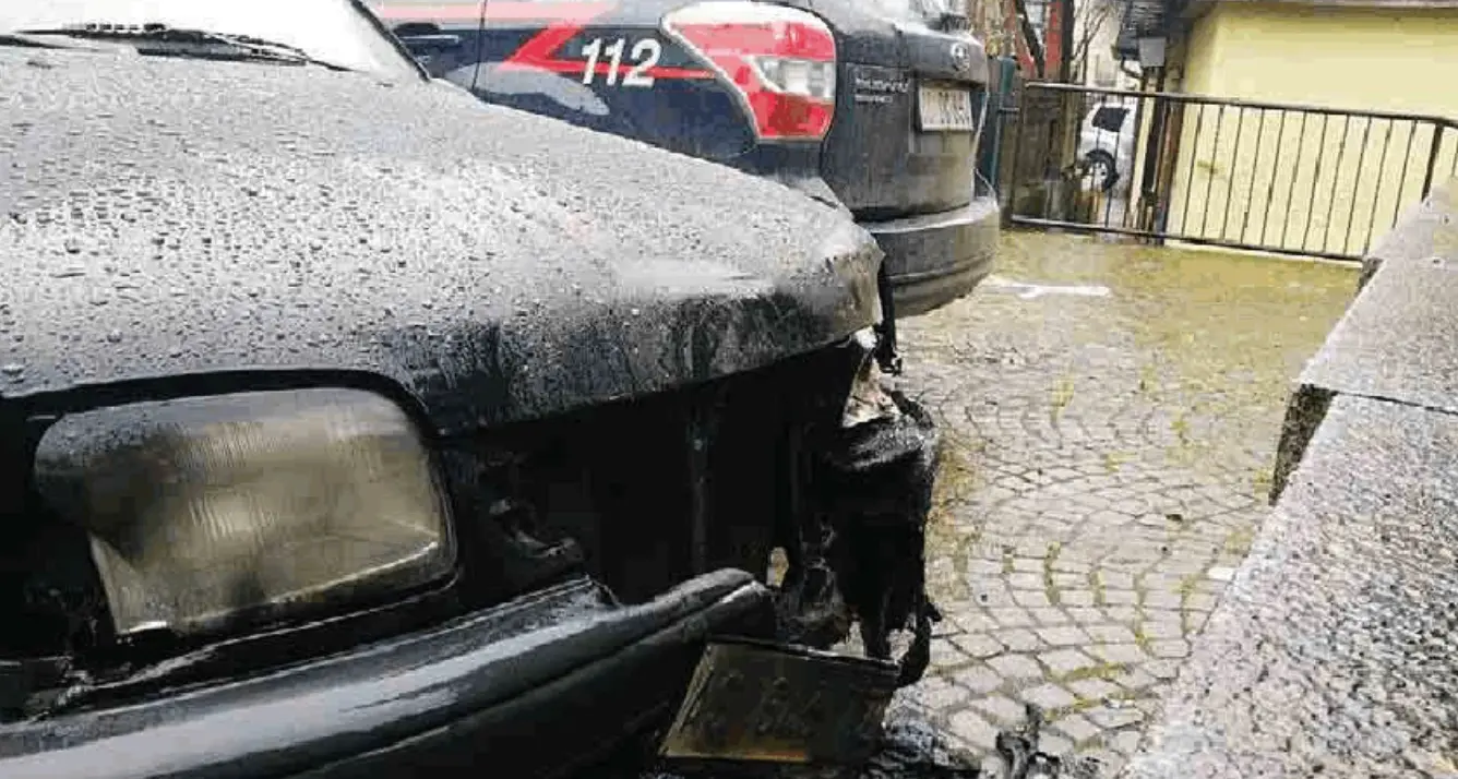 Fermato brillo al volante Dà fuoco alla sua auto