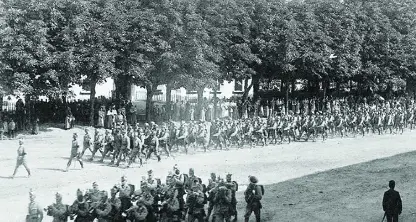 La guerra con cori, bande e filo