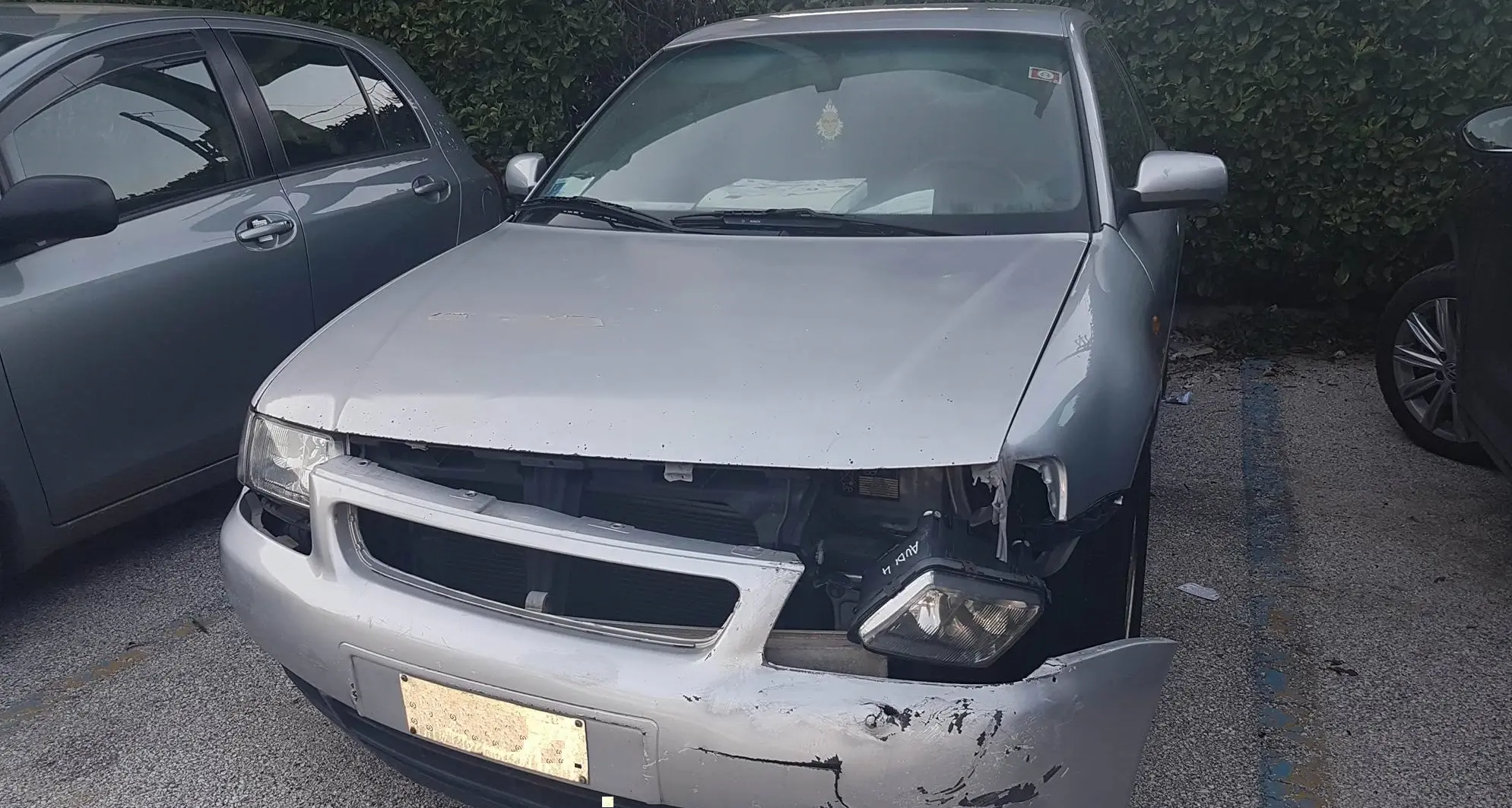 Auto abbandonata da mesi nel parcheggio Trento-Malé