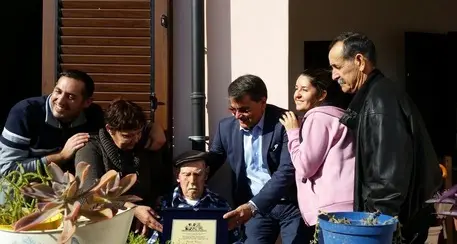 Compie 111 anni uomo più vecchio Italia