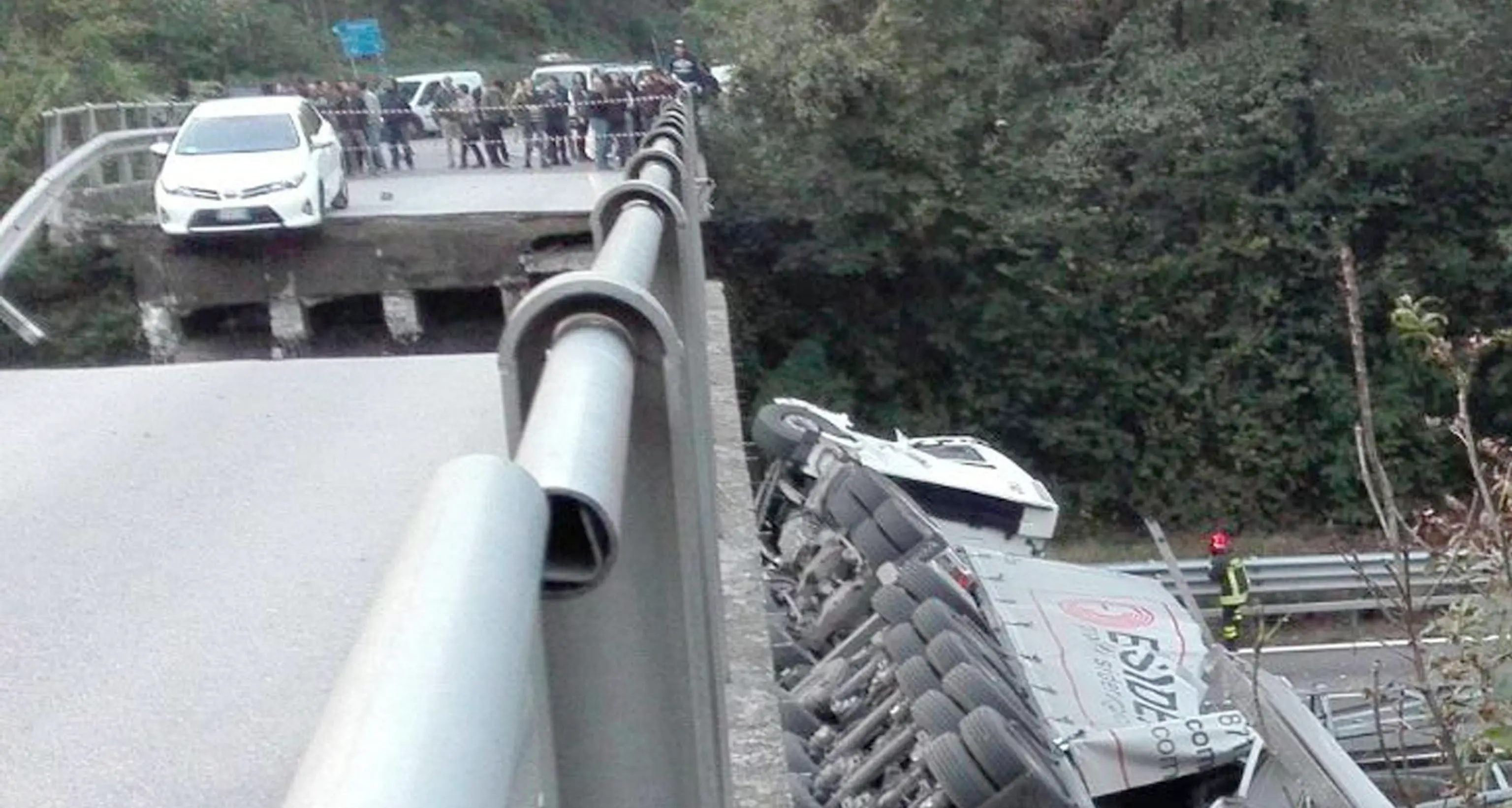Tir fa crollare viadotto Un morto e 4 feriti