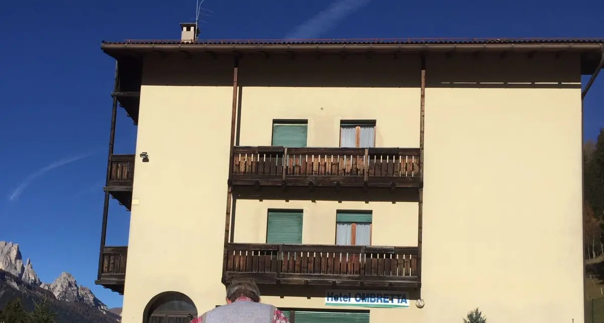 Tentano di incendiare l'hotel Ombretta di Soraga Era stato scelto per ospitare alcuni profughi