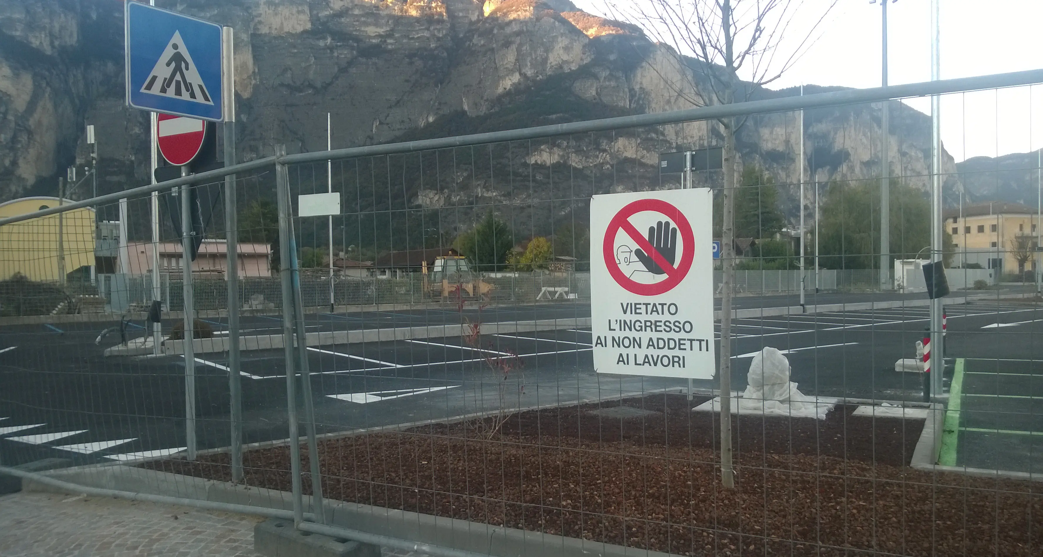Mezzocorona, parcheggio finito ma ancora chiuso