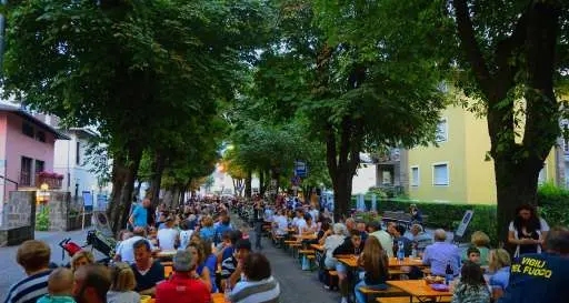 Oltre 700 persone all'«amatriciana» solidale in strada