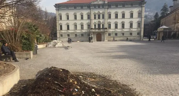 Sporcizia in Piazza Fiera Cumuli nel salotto buono