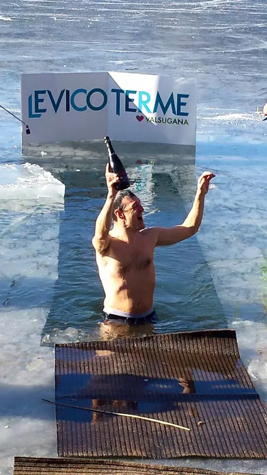 Al lago di Levico allegro triathlon concluso con il tuffo della Merla