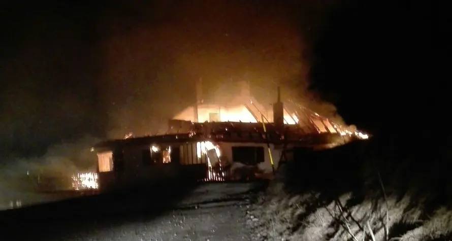 Passo Coe, rogo nella notte al rifugio ristorante Camini