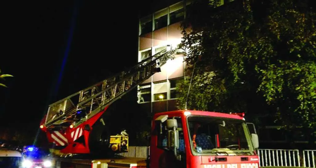 Rogo all'istituto Fontana, evacuate 80 persone Fiamme da rotolo di carta igienica, nessun ferito