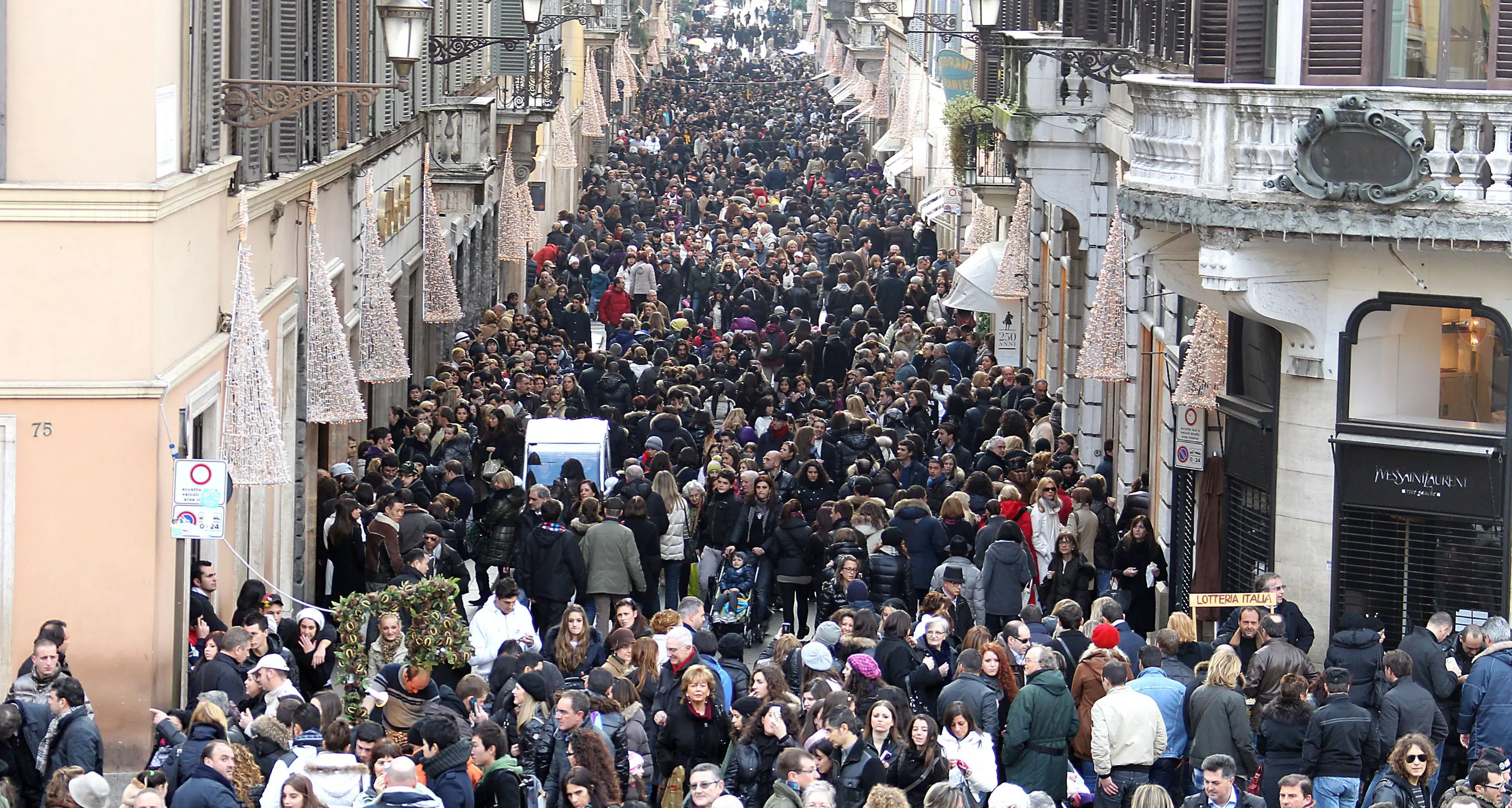 Gli italiani nella crisi accumulano contante