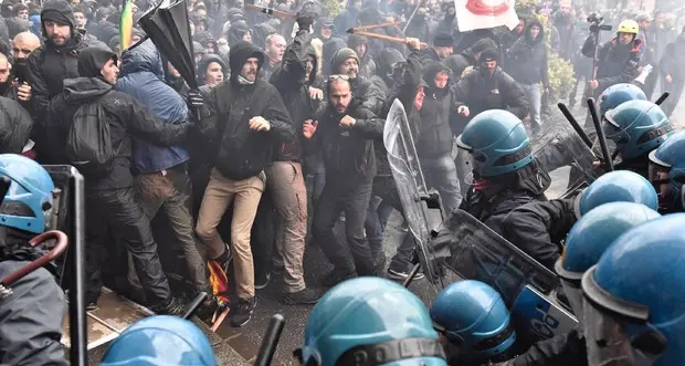 Incontri alla Leopolda, scontri anti Renzi in piazza