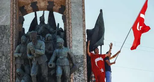 Colpo di stato in Turchia: carri armati ad Ankara «I militari hanno preso il potere»