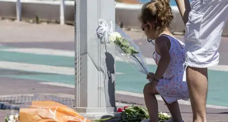 Nizza: «Il tir alle nostre spalle, poi la fuga» Trentini a pochi metri dal camion della morte
