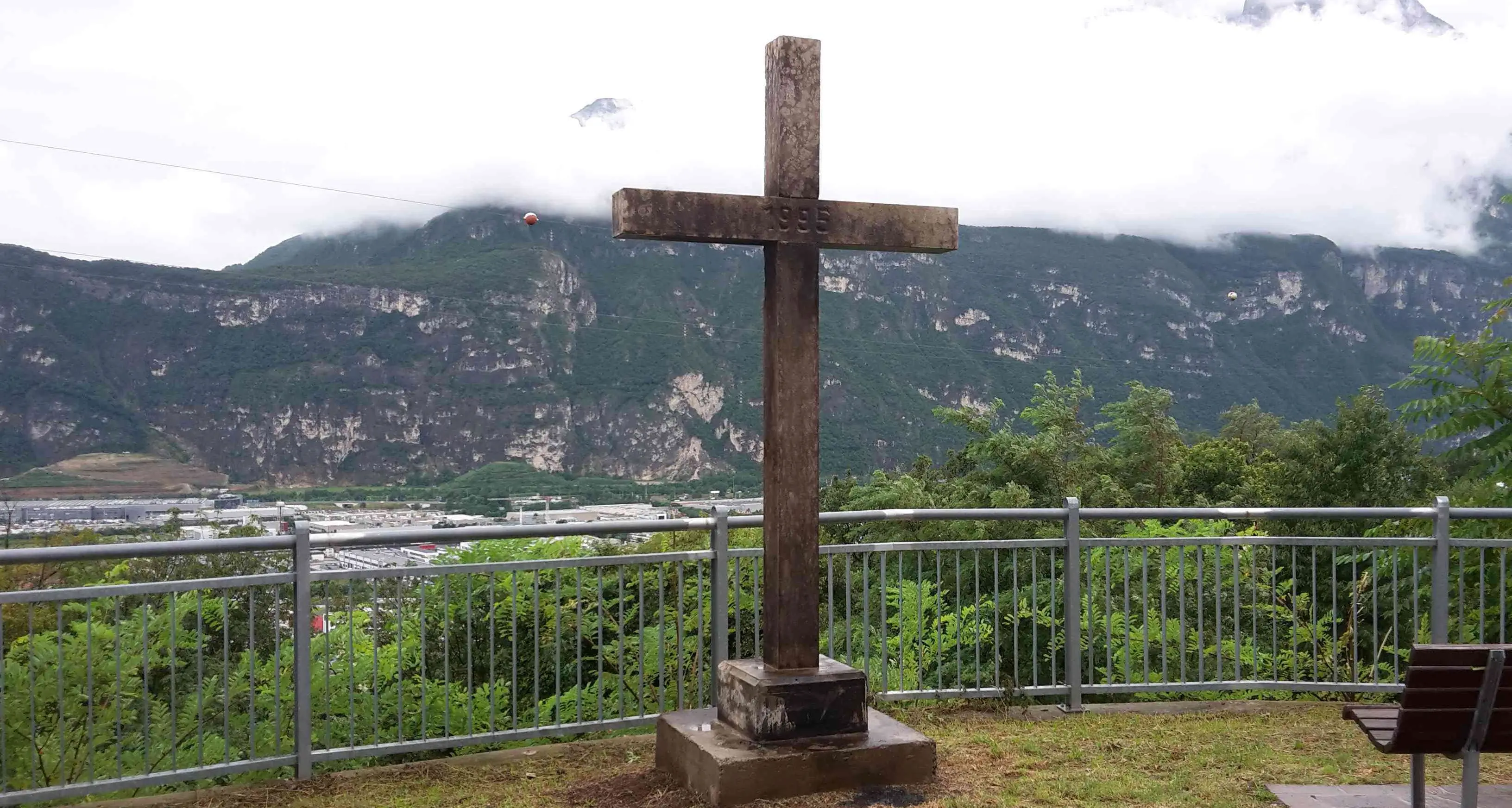 Tornano i vandali a Meano E la croce va a fuoco