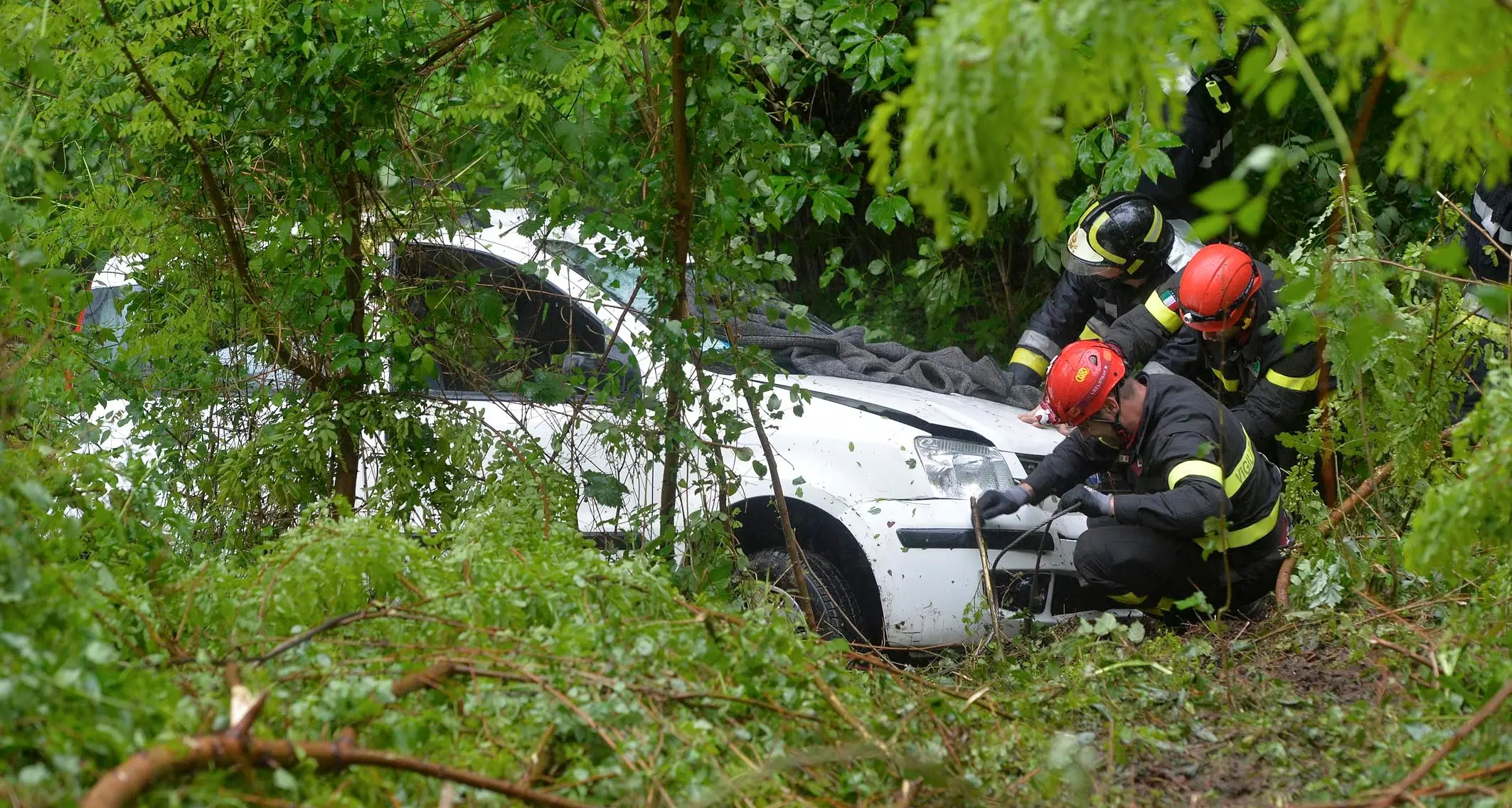 Sevignano, auto nella scarpata Si rovescia più volte: ferito