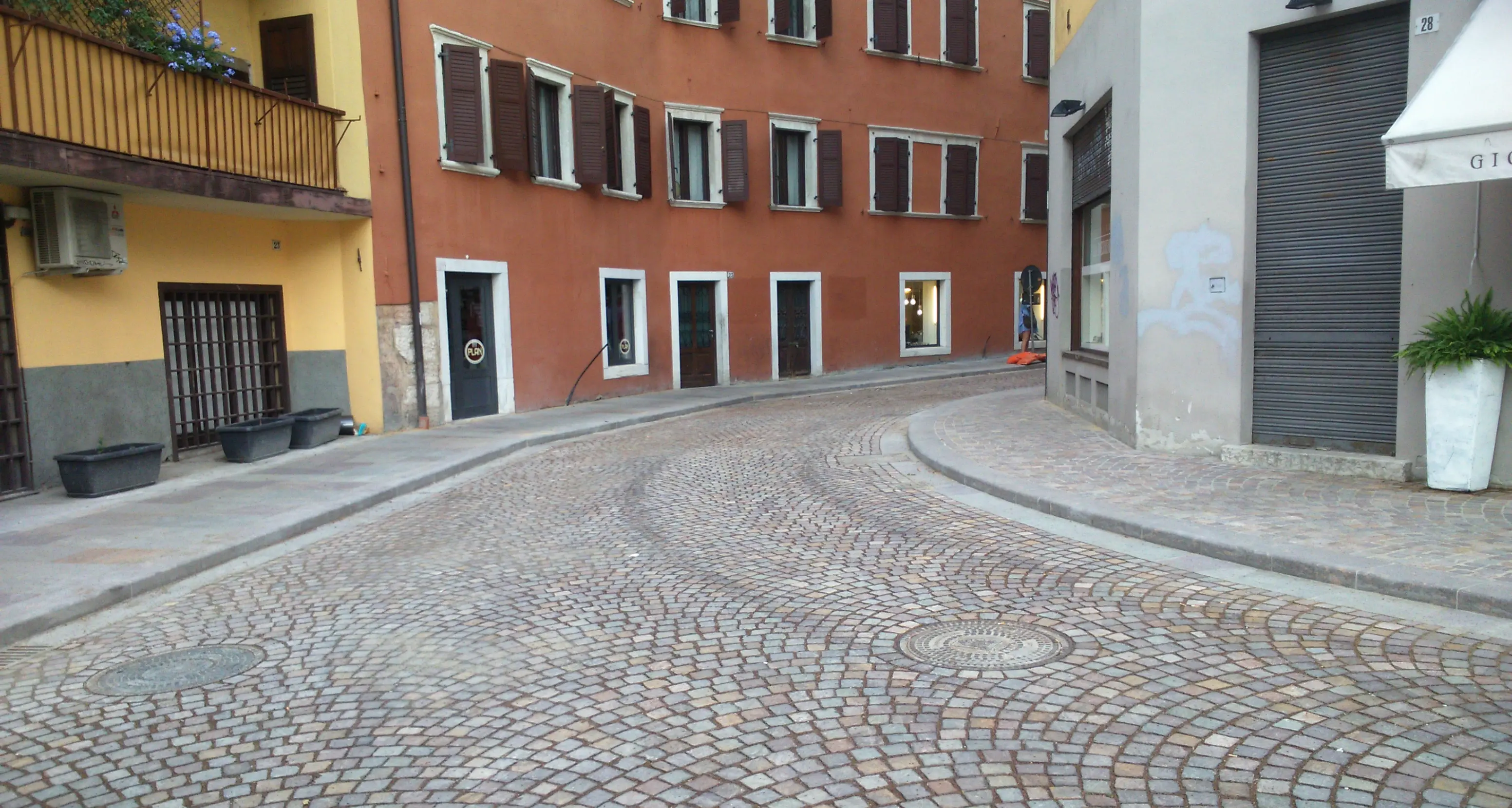Riqualificazione dell'arredo urbano finita, riapre via Roggia Grande