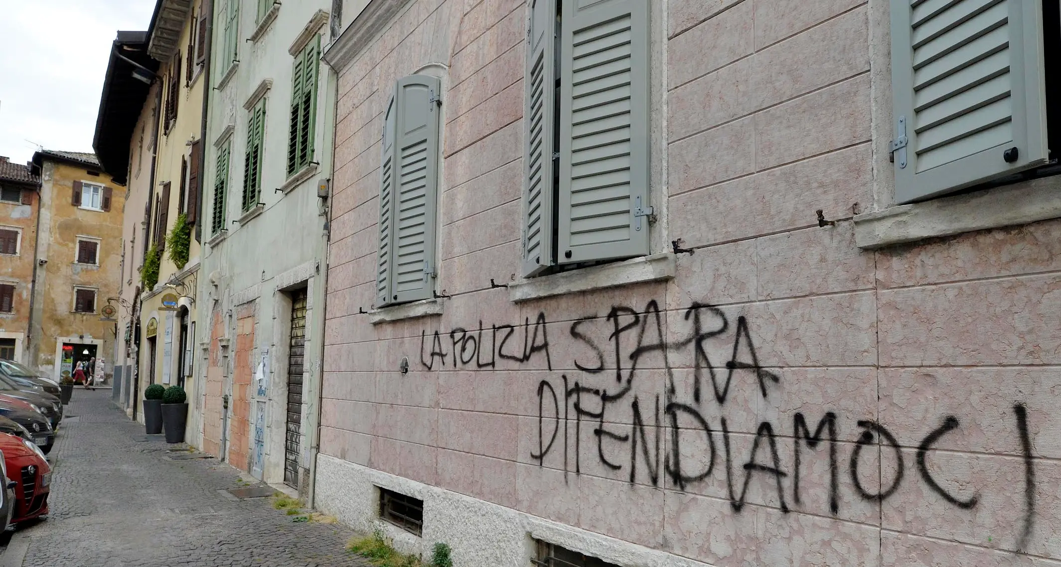 «Imboscata» in piazza contro la polizia locale