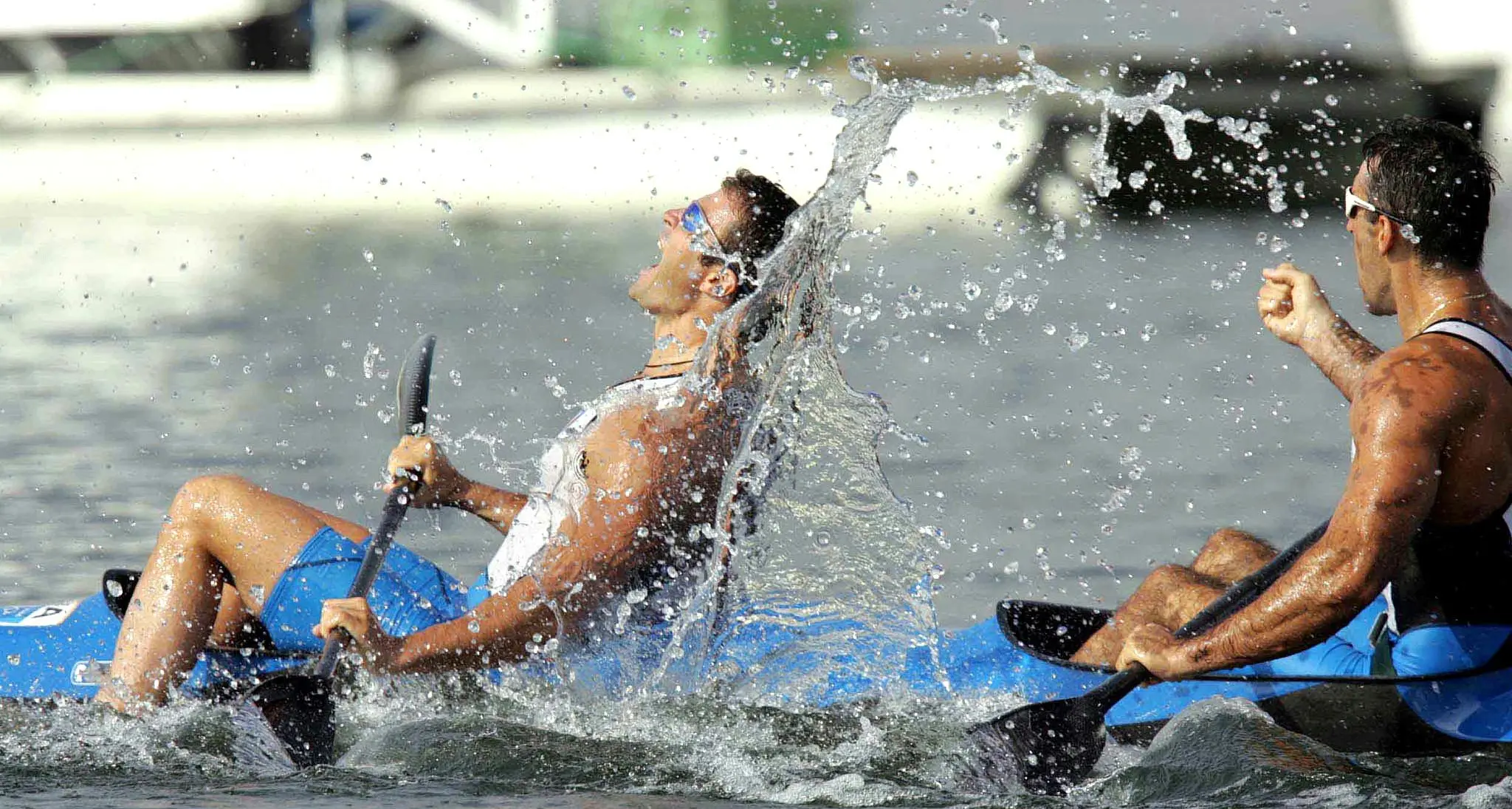 Sport, canoa olimpica in una fogna brasiliana