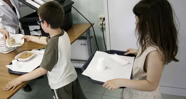 \"Educatori di coop private\" a fare sorveglianza nelle mense scolastiche: il no di genitori e docenti