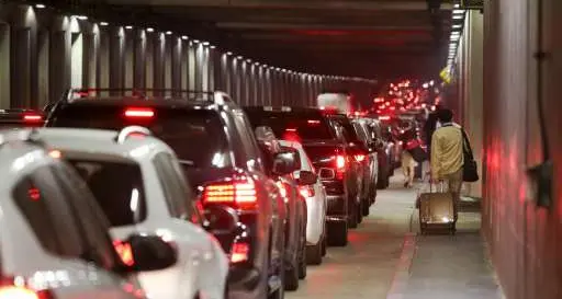 Los Angeles, allarme in aeroporto Arrestato un uomo vestito da Zorro
