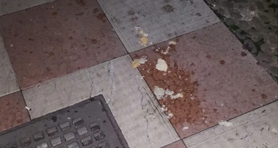 Riunione dell'associazione universitaria, dalle finestre «piovono» pane e acqua