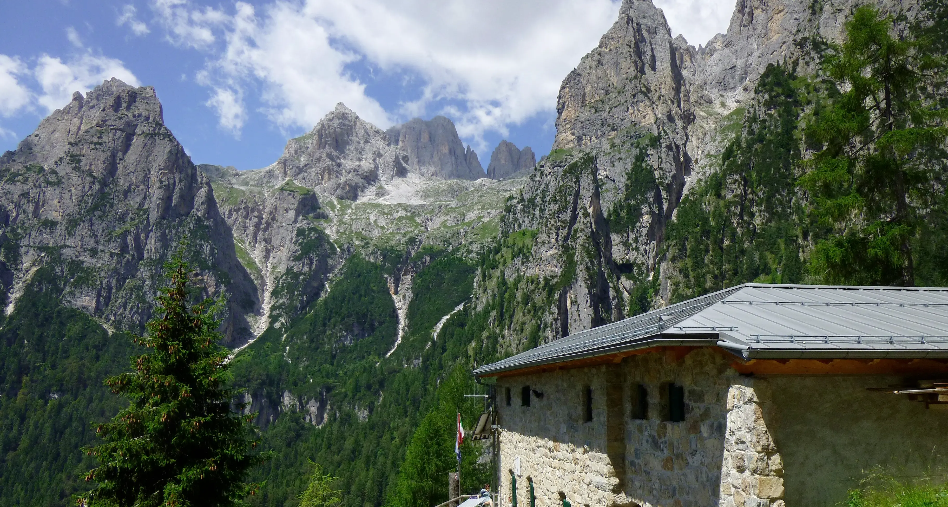 Precipita sulle rocce in val Canali Escursionista perde la vita