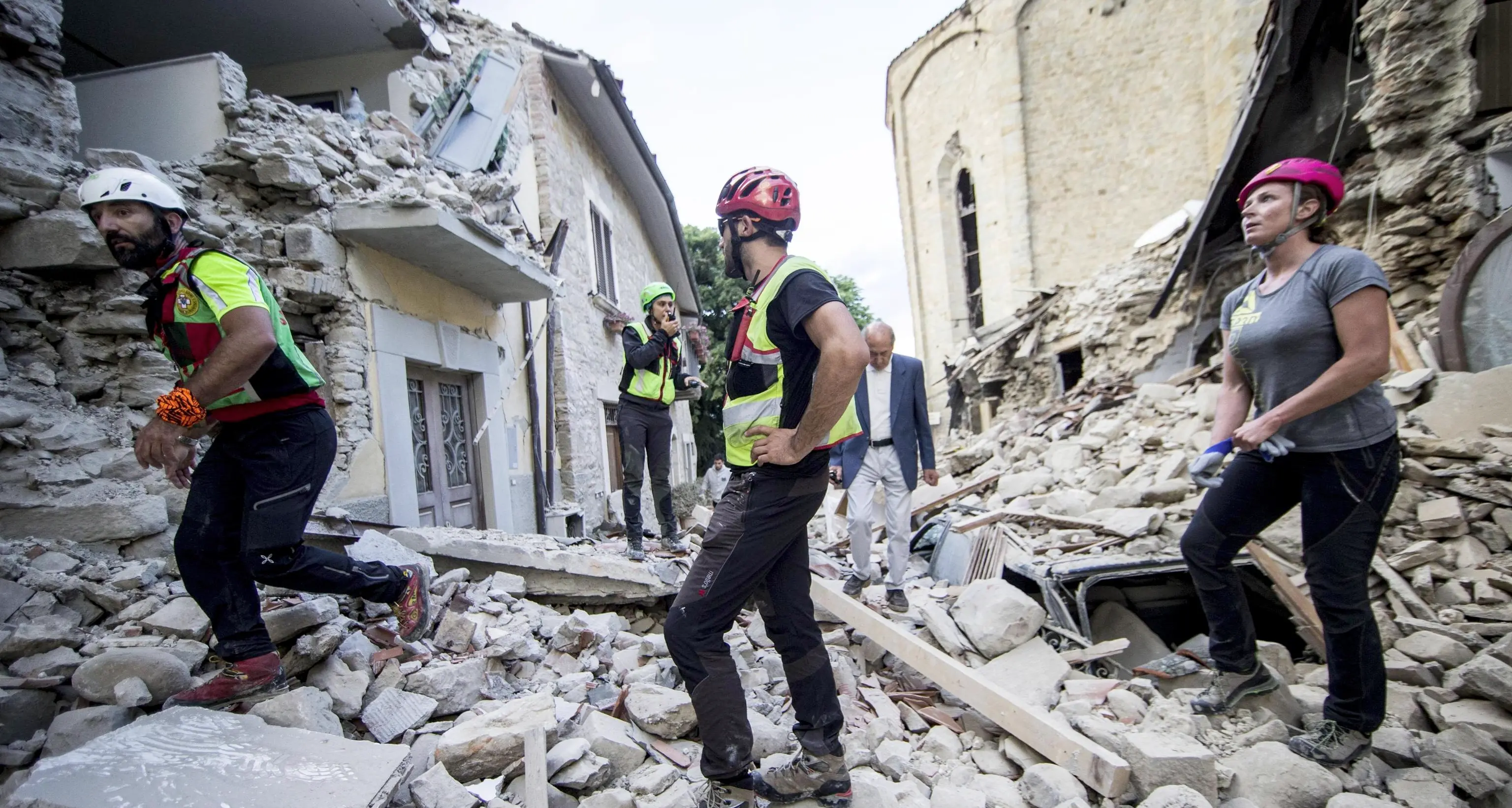 Sisma, migliaia di sfollati ospitati nelle tende