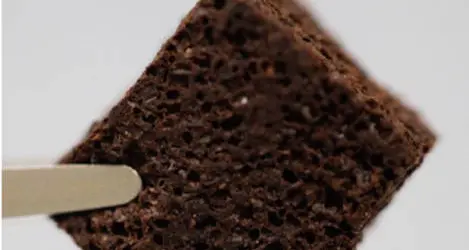 Dai rifiuti del caffè la spugna che pulisce le acque contaminate