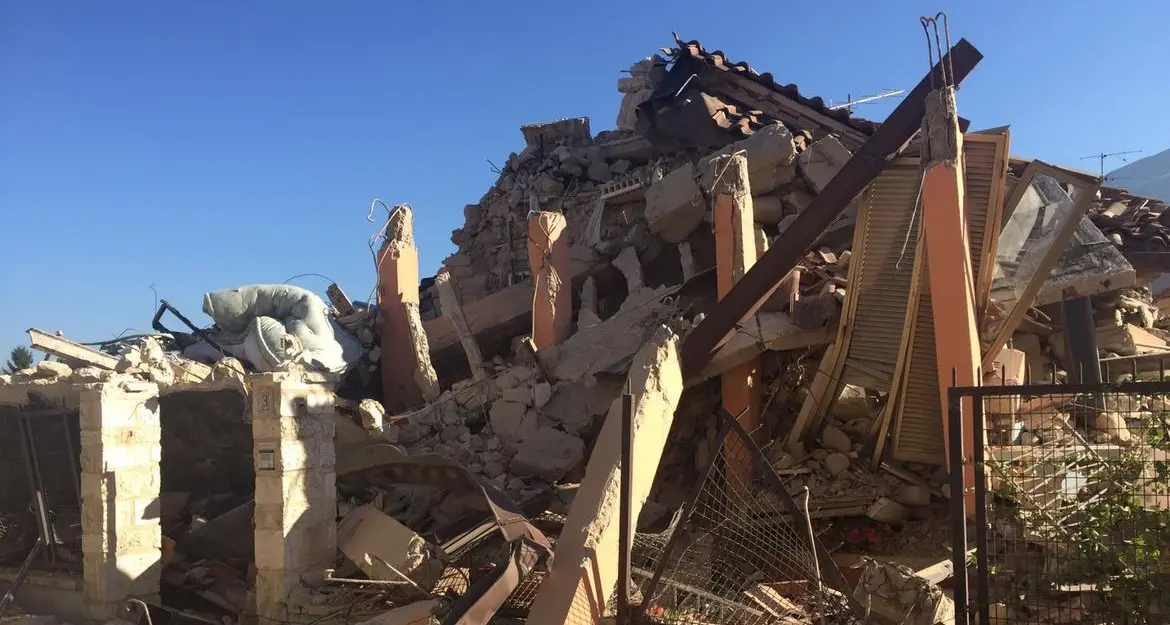La Protezione civile: «Donate soldi, per ora qui non servono vestiti»
