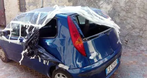 Vandali scatenati a Tiarno di Sopra, auto distrutta Danneggiate anche un'Apecar e alcune biciclette