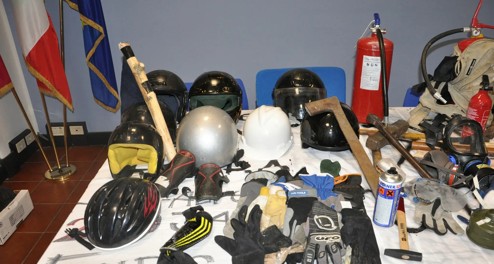 Brennero, sequestrato un arsenale Gli arrestati non rispondono