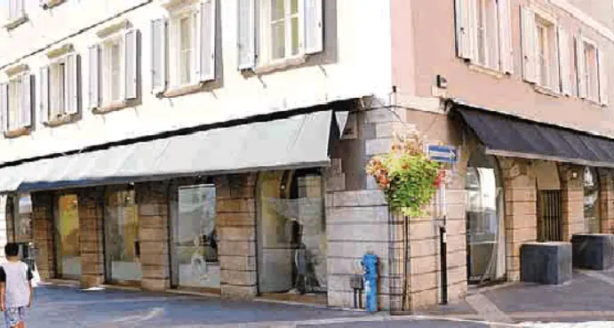 Valzer delle insegne in via Oss Mazzurana