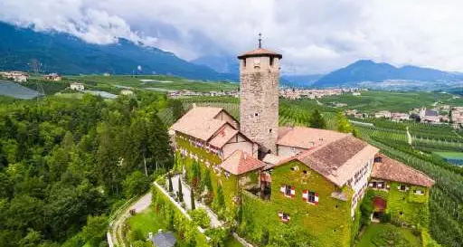 Affari per ricchi: in vendita Castel Madruzzo e Castel Valer