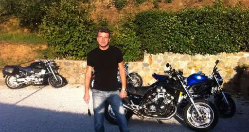 Valsorda, muore nello schianto tra auto e moto Traffico bloccato per i soccorsi: lunghe code