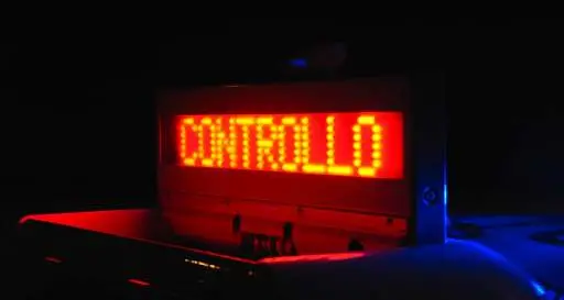 Forzano un posto di blocco con l'auto rubata Denunciati dalla polizia locale quattro minorenni