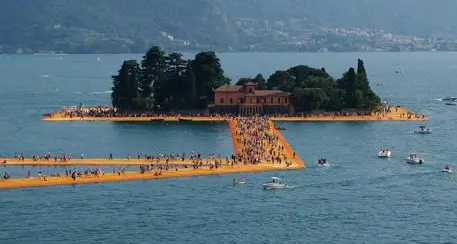 Chiude passerella Christo, boom pubblico