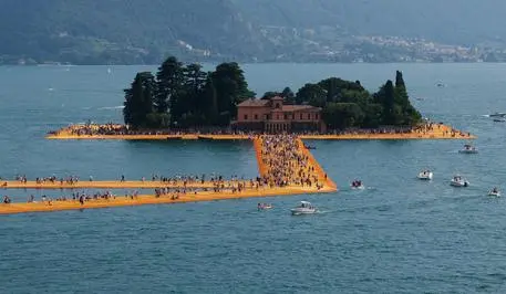 Ultimo giorno della passerella \\\"The Floating Piers\\\" realizzata dall'artista bulgaro Christo Vladimirov Yavachev sul lago d'Iseo,Sulzano (Bs), 3 luglio 2016. ANSA/FILIPPO VENEZIA