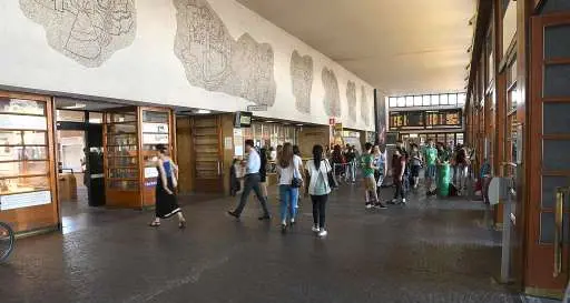 Trento, nella stazione futura negozi e soffitto azzurro
