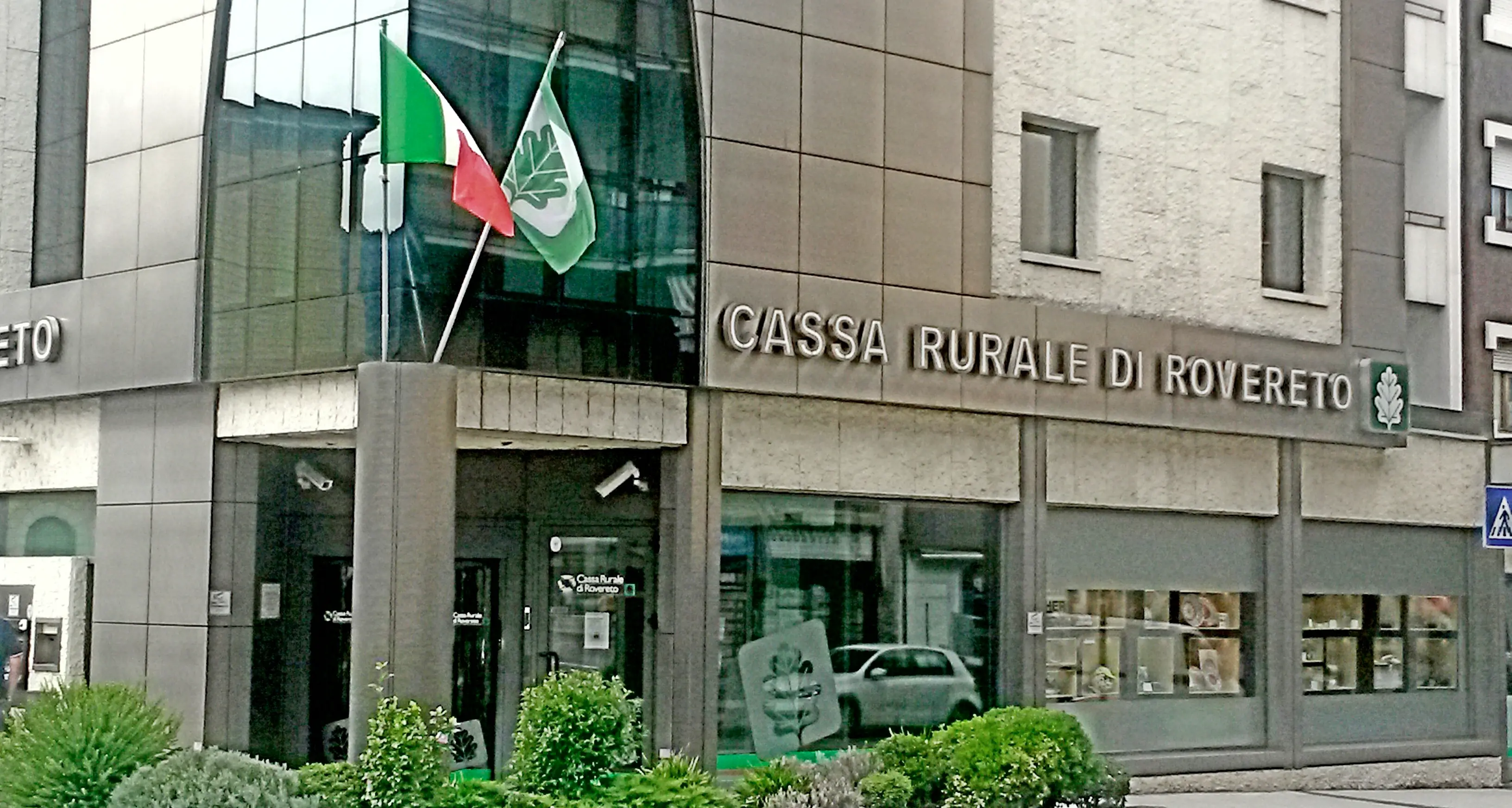 Il ladro di bandiere colpisce alla Rurale di Rovereto