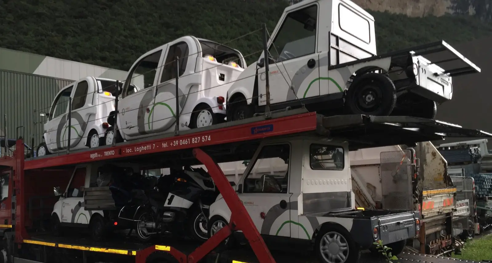 Il Comune fa rottamare 10 auto elettriche Protesta del M5s: «Spreco, meglio un'asta»