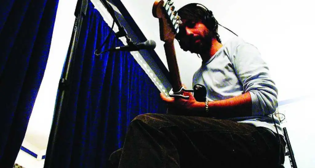 Musica e parole alla Bookique per ricordare Dennis Pisetta