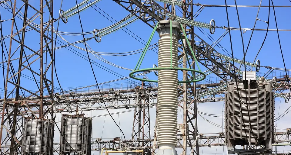 Blackout elettrico nella zona sud della città Riscaldamenti in blocco, auto «prigioniere» dei cancelli