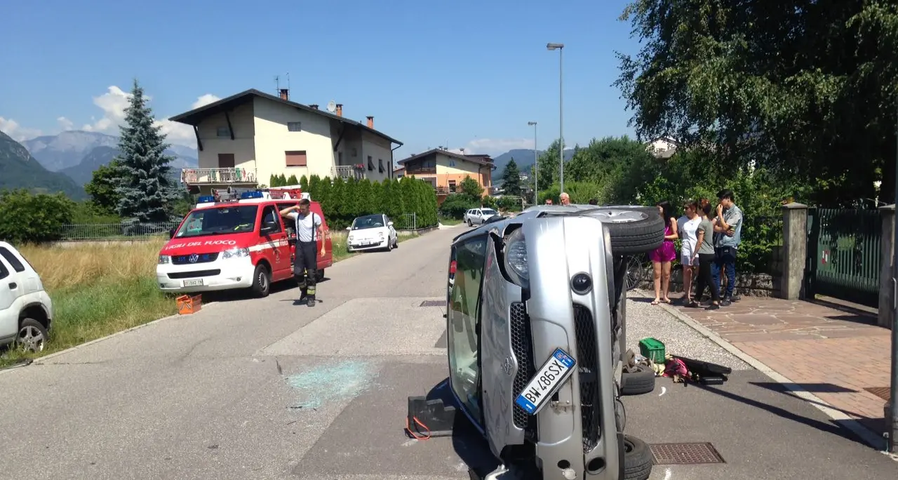 Malore al volante, si ribalta in auto