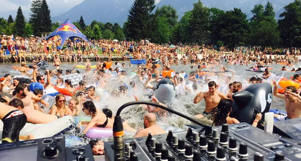 A ballare in mezzo al lago: Open Water, un successo