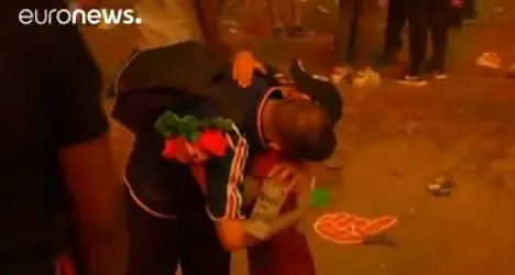 Il tifoso è inconsolabile Poi arriva un bambino e...
