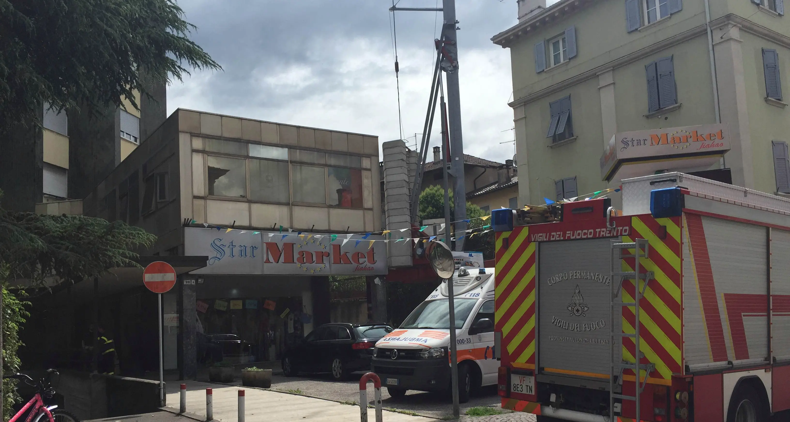 Anziana bloccata in casa: pompieri acrobati a Rovereto