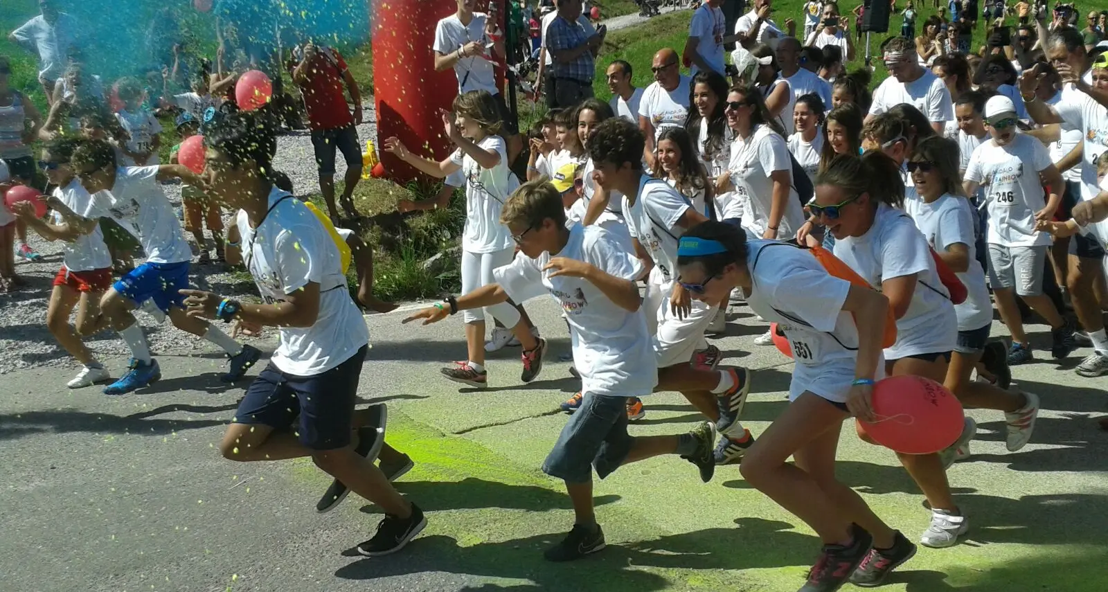 In 2.000 tra musica e polvere colorata Grande successo per \"Andalo Rainbow\"