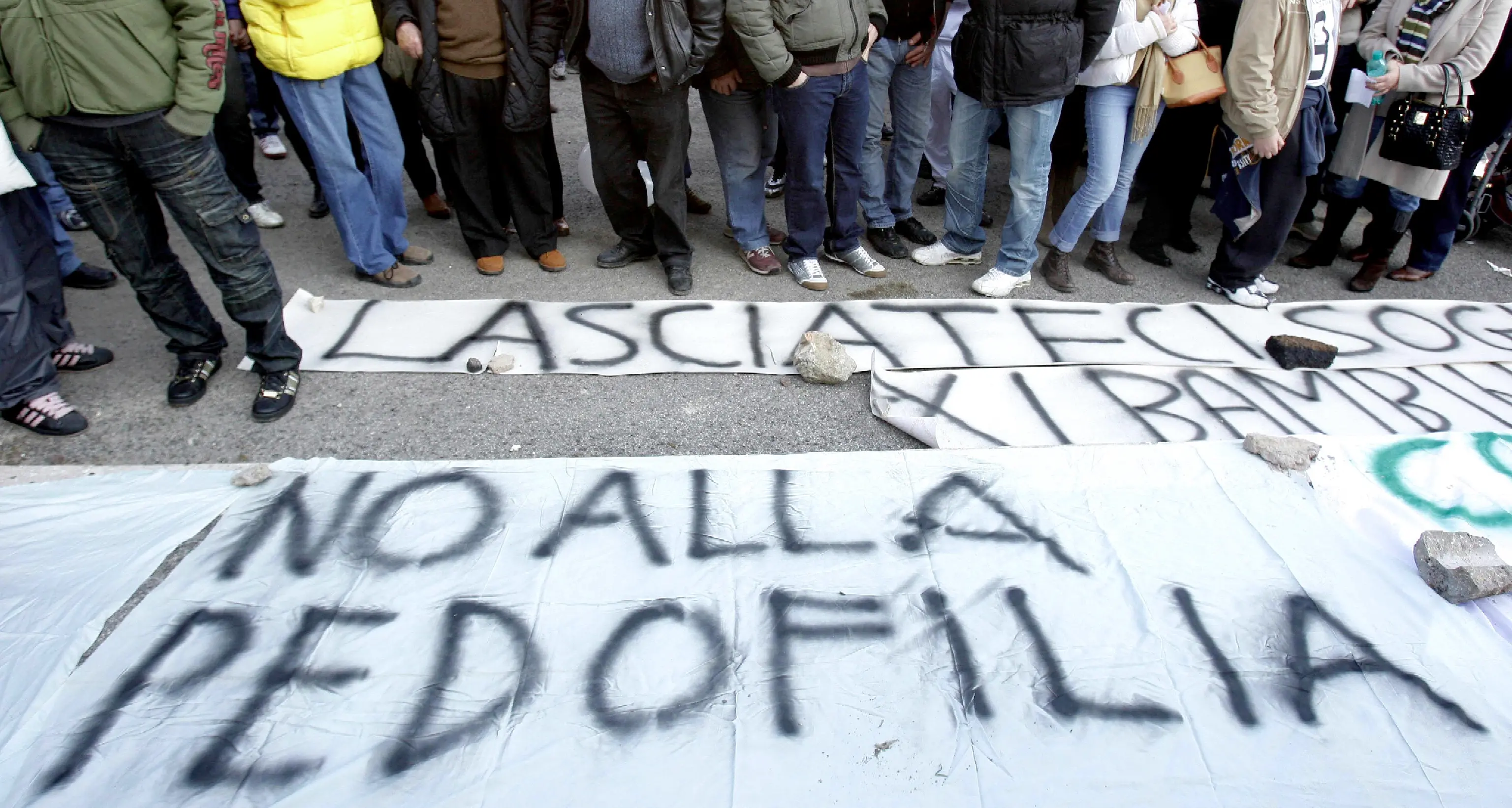 Prete abusa di una 12enne: lei registra gli incontri e riesce a farlo arrestare
